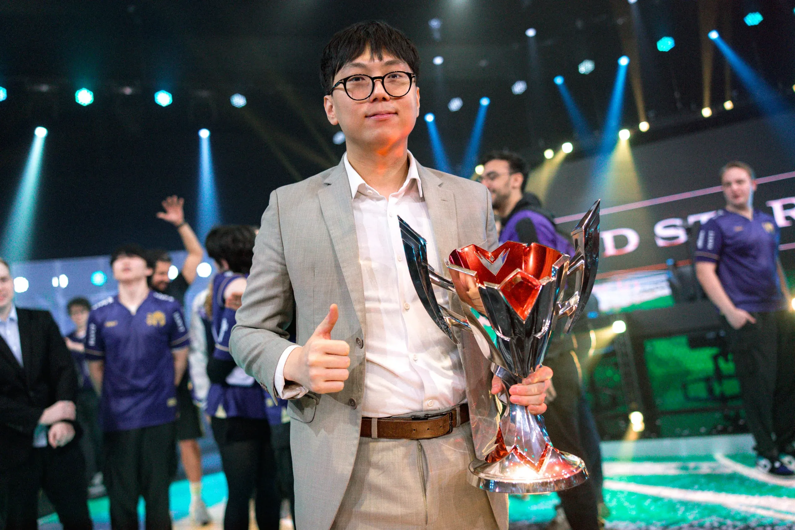 Coach SeeEl se retira del LoL y asume el rol de embajador de VKS, Smiley asume el equipo